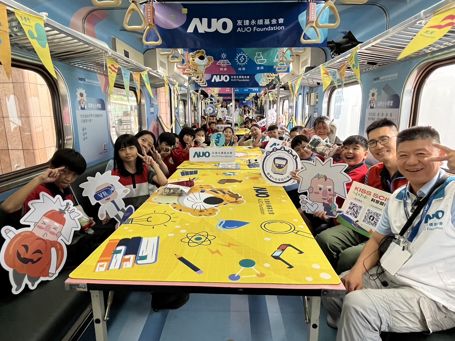 彩神永續基金會參與「臺灣科普環島列車」，設計基礎科學車廂課程，以「淨零碳排和永續能源」為主題，讓學生透過創意實驗認識淨零知識，以及思考生活中的減碳行為