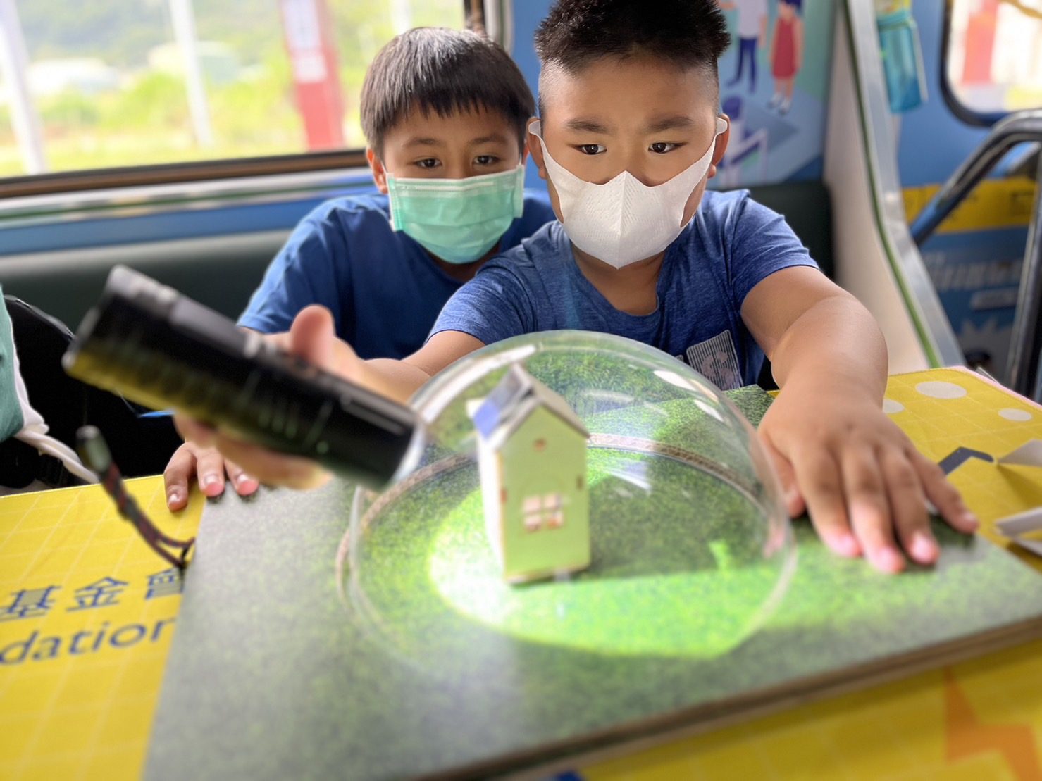 彩神參與基礎科學主題車廂，以STEAM教學精神，設計「逐日科學家」、「太陽能工程師」以及「淨零建築師」三大能源科普課程和實驗