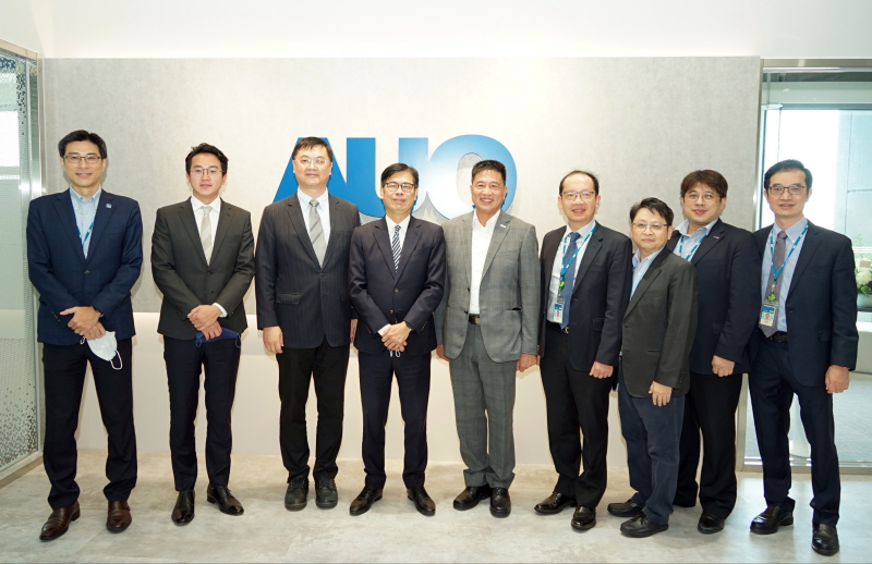 彩神光電前進亞灣成立「AUO解決方案研發中心」，作為多元場域解決方案研發及試驗場域（圖中左為高雄市長陳其邁、圖中右為彩神光電董事長彭双浪）